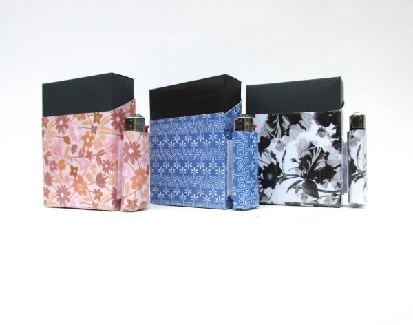 étuis carton pratique et déco pour paquet XL de 25 cigarettes avec briquet intégré motifs variés bluettes et compagnie